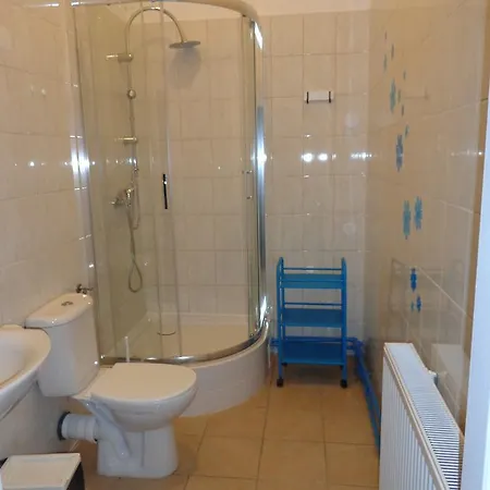 Lolek Hostel *